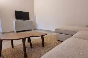 uma sala de estar com uma mesa de centro e um sofá em Villa Katy em Tormine