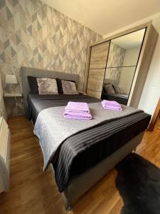 een slaapkamer met een bed met twee handdoeken erop bij Apartman Korać in Vrnjačka Banja