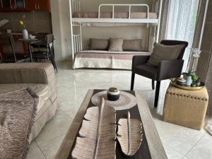een woonkamer met een bed en een salontafel bij Apartment on main pedestrian street with view in Nea Kalikratia