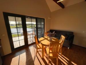 a dining room with a table and chairs in a room at Namelis 'Lizdas' Plateliuose in Plateliai