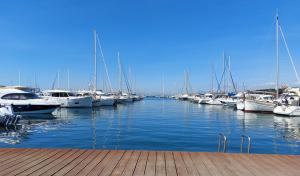a bunch of boats docked in a marina at Apartamento en el MAR in Roses