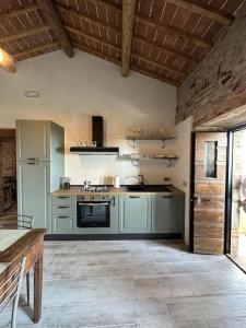 a kitchen with a stove and a sink in it at L'oasi delle volpi in Tuoro sul Trasimeno