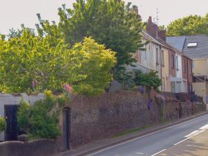 a city street with houses and a brick wall at Cosy Cottage for work or leisure, RD&E 20min walk, easy access to city centre in Exeter