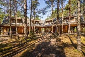 - une vue sur l'extérieur d'une maison dans les bois dans l'établissement Tehumardi Laguun Apartement & Wellness, à Tehumardi