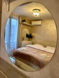 espejo en un dormitorio con cama y ventana en Vitosha Terrace 1BR Apartment with Parking, en Sofía
