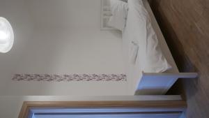 um quarto com uma prateleira e uma camisa branca em Casa Rossa Motovun em Motovun