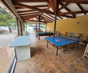 uma sala de pingue-pongue com duas mesas de pingue-pongue em Villa Huerta 2, Paterna, jacuzzi, sauna em Paterna
