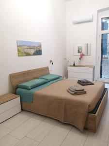 1 dormitorio con 1 cama en una habitación blanca en Il Vicoletto en Pisticci