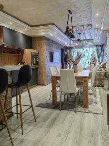 - une cuisine et une salle à manger avec une table et des chaises dans l'établissement Premium Urban Life, à Zaječar