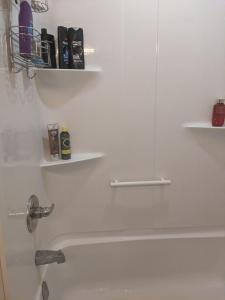 biała łazienka z wanną i umywalką w obiekcie Harbison w mieście Winnipeg
