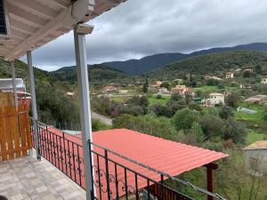 - un balcon offrant une vue sur les montagnes dans l'établissement KONTI VILLA, à Kondáraina