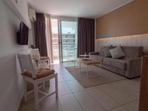 ein Wohnzimmer mit einem Sofa und einem Tisch in der Unterkunft Apartamento vacacional Bronze Playa 330 in San Bartolomé de Tirajana