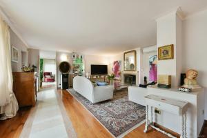 A television and/or entertainment centre at Villa Isidoro ampio parco ,piscina privata, arte e giochi , fitness