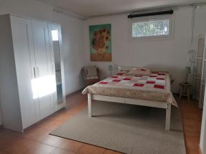 Katil atau katil-katil dalam bilik di La villa de charmassone