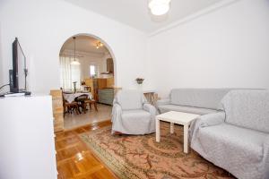 sala de estar con sofá y mesa en Dinos Place, en Zadar