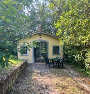 une table et un banc devant une maison dans l'établissement La Casina, à L'Ugolino