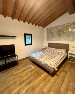 - une chambre avec un lit et une télévision à écran plat dans l'établissement La Casina, à L'Ugolino