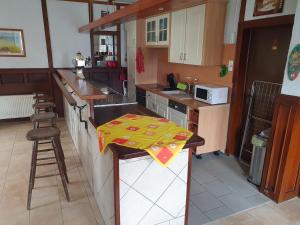 una cocina con una encimera con una toalla amarilla. en Ferienwohnung Linden 180 en Willich