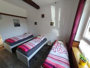 2 camas en una habitación junto a una ventana en Ferienwohnung Linden 180 en Willich