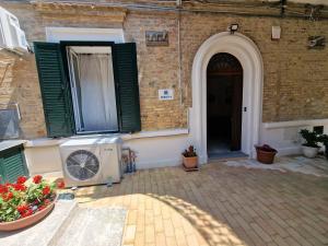 a patio with a window and a washing machine at b&b sirena camera moderna in Francavilla al Mare