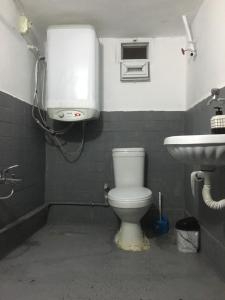łazienka z toaletą i umywalką w obiekcie Rosa Hostel w mieście Mardin