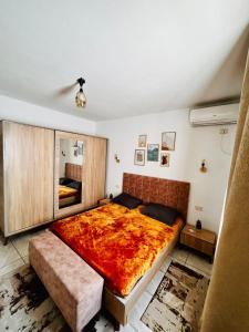 Un pat sau paturi într-o cameră la Super villa midoun