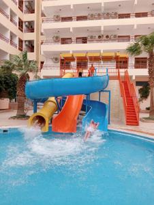 Bazén v ubytování Empire Hotel Aqua Park nebo v jeho okolí