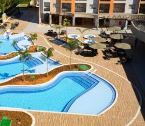an overhead view of a pool at a resort at Apartamento 2 quartos Lazer Completo in Caldas Novas