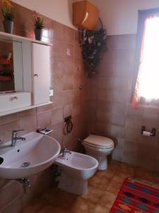 a bathroom with a sink and a toilet at La casa di Mo' in Torre Dei Corsari