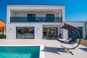 eine Villa mit Swimmingpool und ein Haus in der Unterkunft Villa Mina with a private pool in Pula in Pula