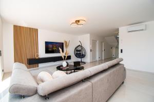 ein Wohnzimmer mit Couch und Tisch in der Unterkunft Villa Mina with a private pool in Pula in Pula