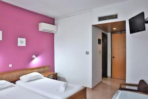 Postel nebo postele na pokoji v ubytování Telhinis Hotel & Apartments