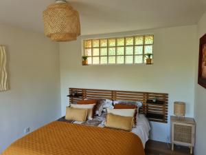 Ένα ή περισσότερα κρεβάτια σε δωμάτιο στο La Maison des 4 moineaux