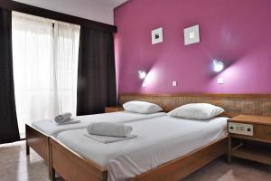 Postel nebo postele na pokoji v ubytování Telhinis Hotel & Apartments