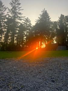 Pogled na izlazak ili zalazak sunca iz ili blizu vikendice
