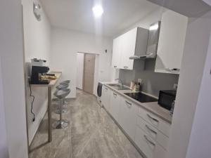 una pequeña cocina con armarios blancos y una encimera en B&b SIRENA DI FRANCAVILLA AL MARE, en Francavilla al Mare