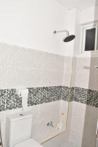 Ένα μπάνιο στο Donita's Seaview Apartments