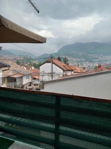 サラエボにあるAPARTMENT Bjelaveの屋根から市街の景色を望む