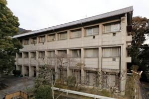 un vecchio edificio con molte finestre di Enmanin Sanmitsuden - Vacation STAY 39449v a Otsu