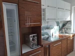 a kitchen with a refrigerator and a microwave at Bocianie Gniazdo in Chwalimki