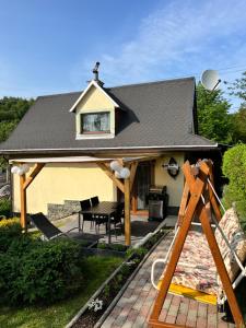 una casa con techo a dos aguas y patio en Chata Barborka en Terchová