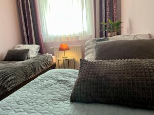 Postel nebo postele na pokoji v ubytování Lakeside Family Apartment