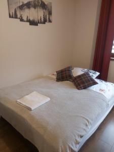 Łóżko lub łóżka w pokoju w obiekcie Dębowy Apartamenty/Pokoje