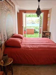 Posteľ alebo postele v izbe v ubytovaní Suite jaccuzzi en camargue