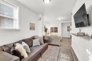 Μια τηλεόραση ή/και κέντρο ψυχαγωγίας στο Comfy 1br In East Germantown
