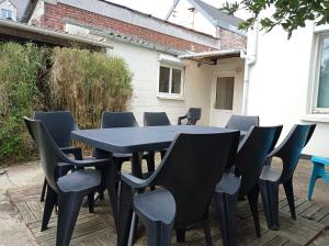 ein schwarzer Tisch und Stühle auf einer Terrasse in der Unterkunft Appartement duplex avec cour 10 pers in Berck-sur-Mer + 17 Fotos