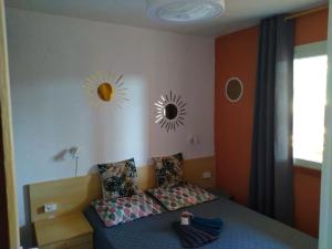 sypialnia z łóżkiem i 2 lustrami na ścianie w obiekcie La Corse tranquille 300m de la plage et piscine w mieście Linguizzetta