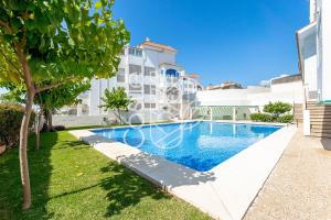 basen na podwórku domu w obiekcie APARTAMENTO VACACIONAL A 10 MIN PUERTO DE BENALMADENA Y LA CARIHUELA PISCINA PLAYA PARKING GRATIS w mieście Torremolinos