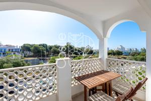 Balkon lub taras w obiekcie APARTAMENTO VACACIONAL A 10 MIN PUERTO DE BENALMADENA Y LA CARIHUELA PISCINA PLAYA PARKING GRATIS