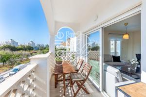 z balkonu apartamentu ze stołem i krzesłami w obiekcie APARTAMENTO VACACIONAL A 10 MIN PUERTO DE BENALMADENA Y LA CARIHUELA PISCINA PLAYA PARKING GRATIS w mieście Torremolinos